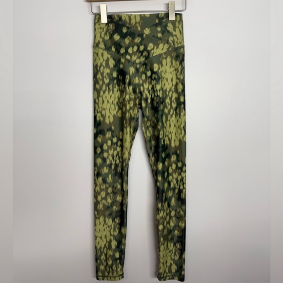 NWT Offline by Aerie 7/8 Legging Hi Rise Cross Waist Green Splatter - Picture 1 of 4